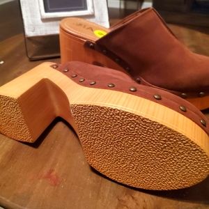 MIA SIZE 9 BROWN/CARAMEL CLOGS